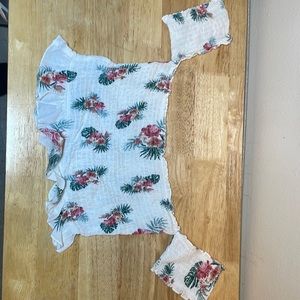 Cute of the shoulder flower crop top💐🤍